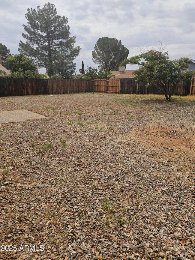 Building Photo - 1064 E Acacia Dr
