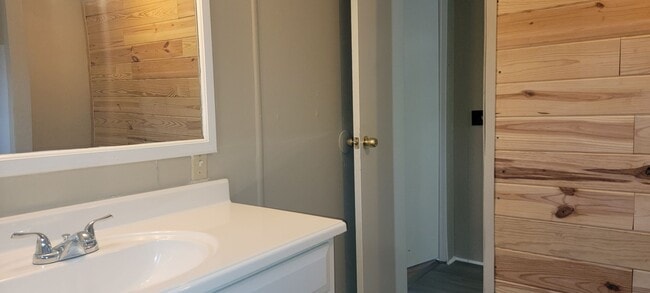 Building Photo - 2 Bedroom, 1 bath Mobile Home in Yorktowne...