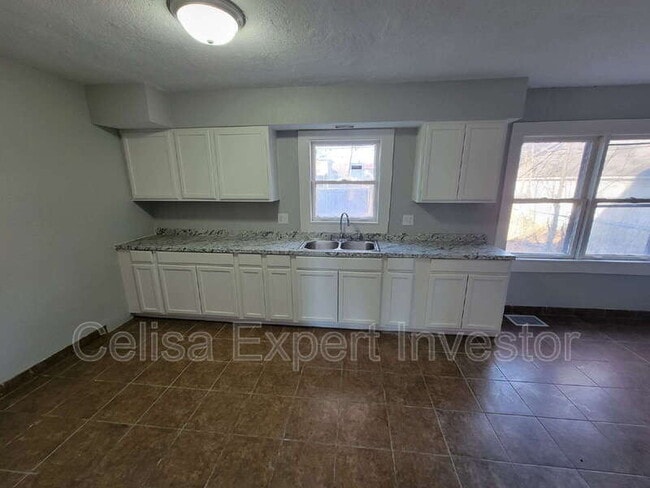 Building Photo - 3118 Robinwood Dr