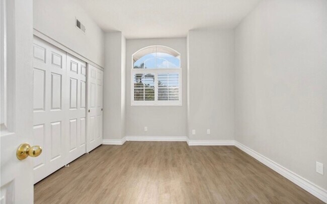 Building Photo - Vibrant 4 Bed/3 Bath Home in Oceanside