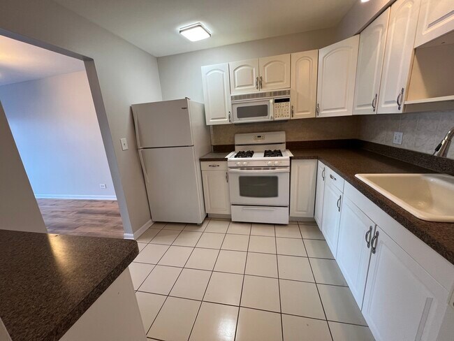 Building Photo - 5000 Carriage Way Dr