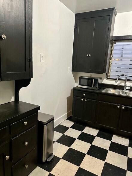 #2 Kitchen - 717 1/2 N Ridgewood Pl