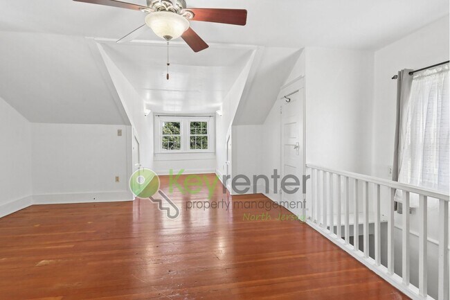 Building Photo - Spacious 4BR Single-Family Home with Garage, Driveway & Fenced Yard in Kearny