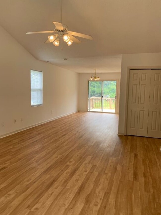 Building Photo - 1/2 OFF FIRST MONTHS RENT! 3 Bedroom 2 Bat...