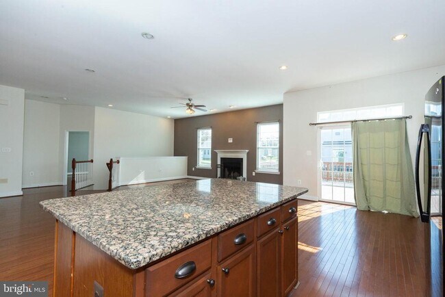 Building Photo - 15 Flag Ct