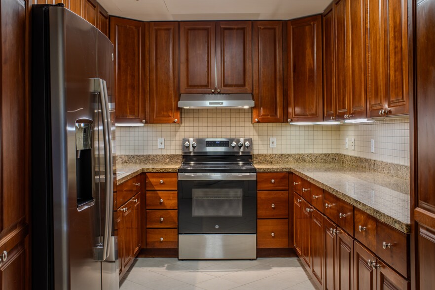 Kitchen with updated appliances - Broadway Plaza - Mayo Clinic
