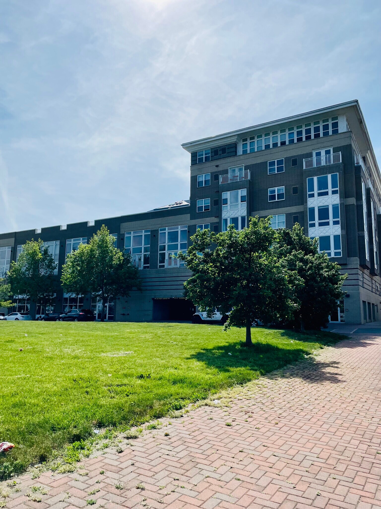 Building Photo - 358 Rector St