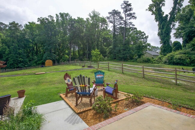 Building Photo - Charming 3-bedroom, 2.5-bath home nestled in the heart of Carthage