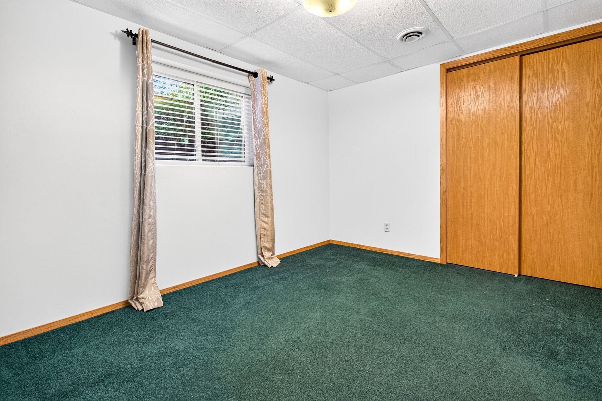 Building Photo - 3033 W Hiawatha Dr