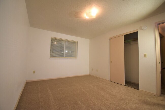 Building Photo - 3-Bedroom, 1-Bathroom Apartment in the Hea...