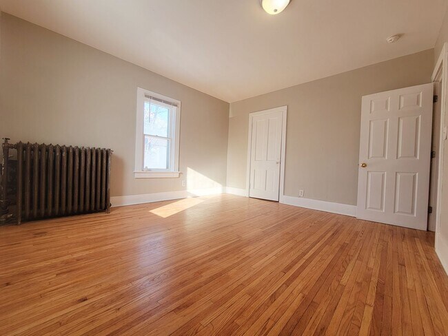 Building Photo - Large 2 Bedroom Side by Side Duplex
