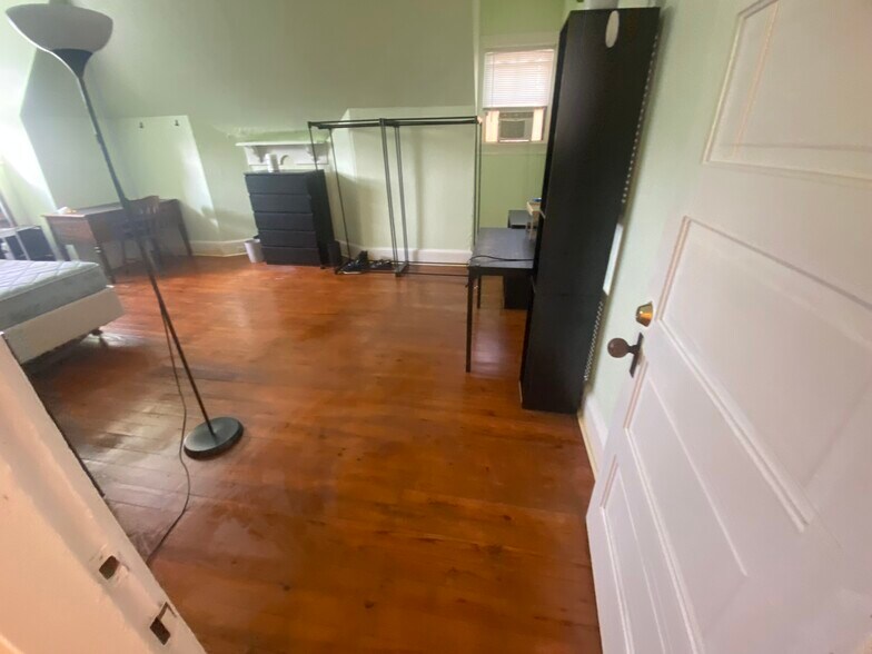 Building Photo - 4715 Wallingford St