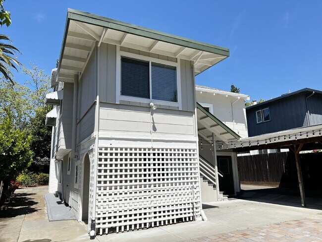 Building Photo - Bright and Spacious 5 Bedroom Home in San Anselmo