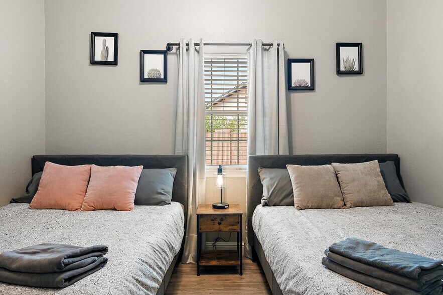 Building Photo - 4329 E Cherokee St