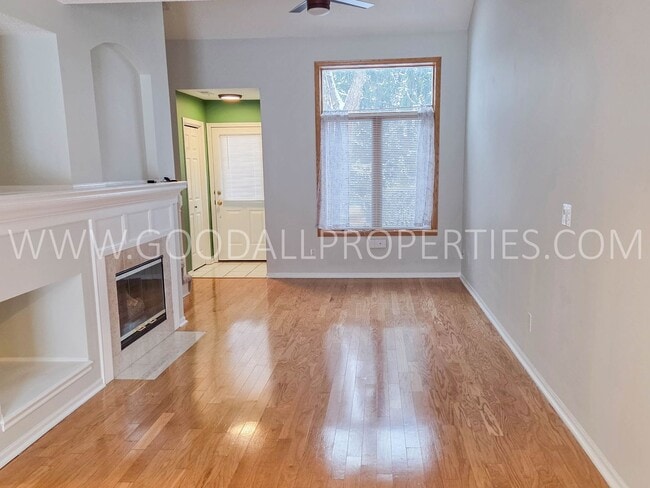 Building Photo - 2 Bedroom Townhome in Gated Community in West Des Moines!!!