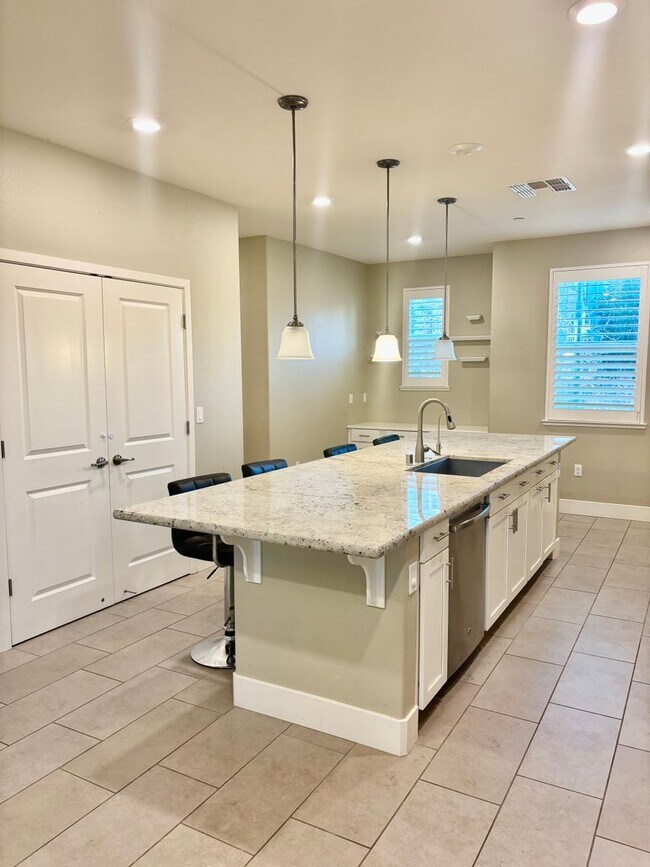 Building Photo - Must see beautiful and large Townhome in Dublin- Close to Everything!