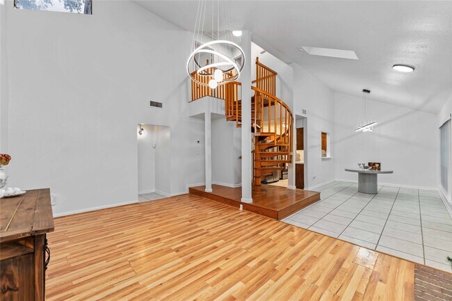 Building Photo - 13911 Hollowgreen Dr