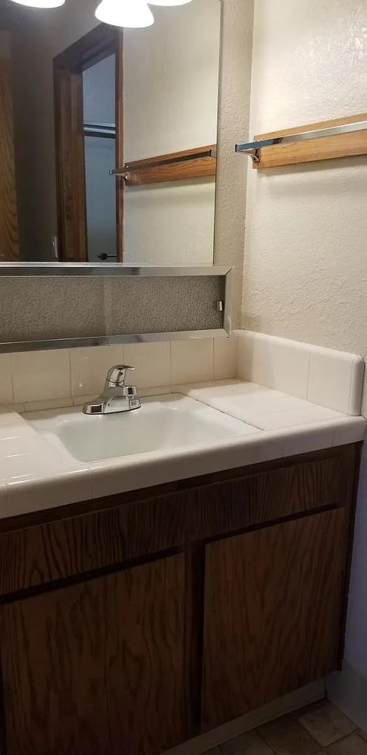 Building Photo - 3 Bed, 1.5 Bath Duplex