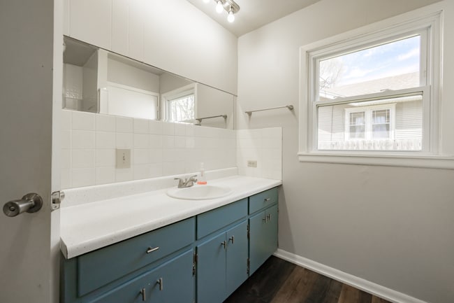 Building Photo - PRELEASING