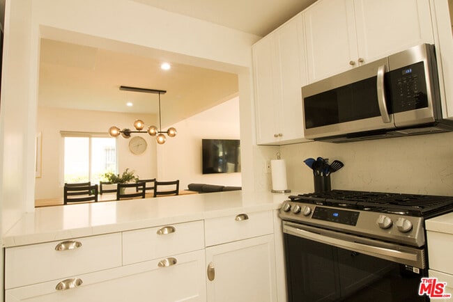 Building Photo - 9042 Phyllis Ave