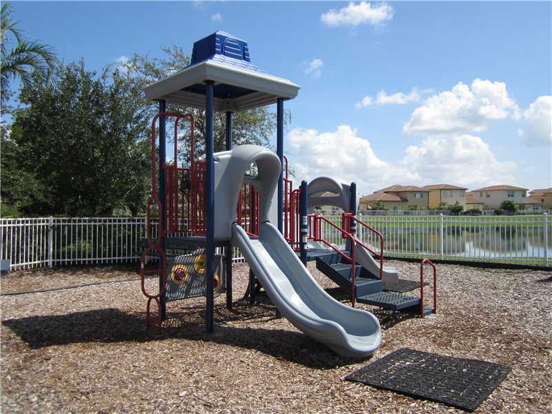 Building Photo - 2271 NE 42nd Cir