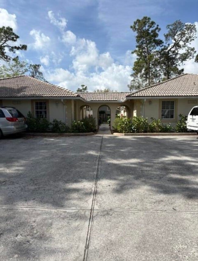 Building Photo - 1046 Goldenrod Rd