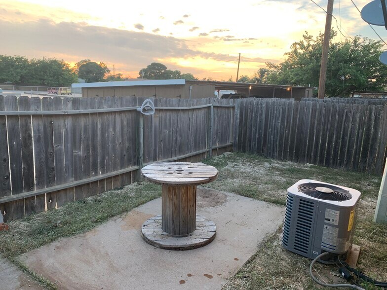 Building Photo - 1700 Scurry St