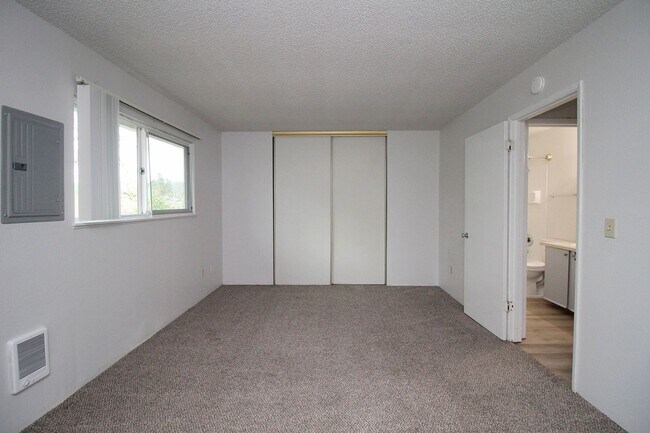 Building Photo - 5704 SW Beaverton Hillsdale Hwy