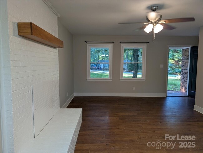 Building Photo - 1301 Sharon Dr