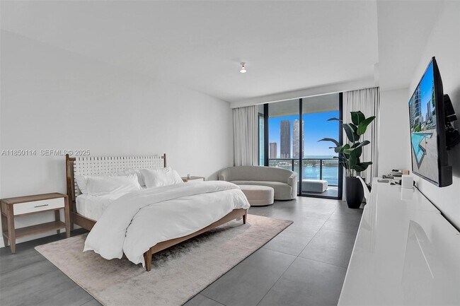 Building Photo - 5000 Island Estates Dr