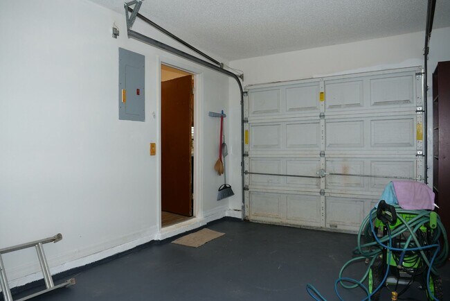 Building Photo - Spacious & Bright 2BD/1BA Home – Move-In R...