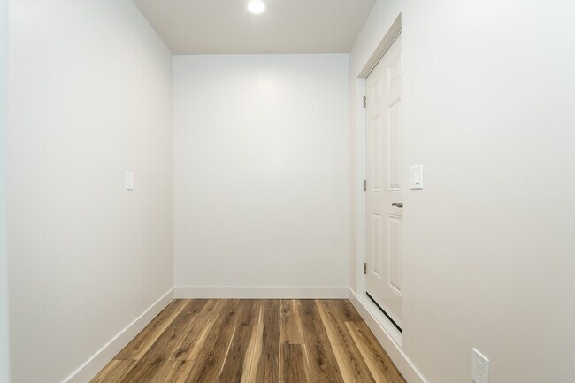 Building Photo - 3251 Vickers Dr