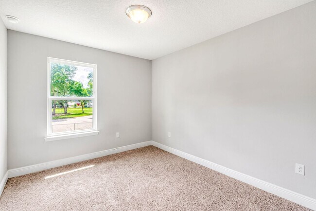 Building Photo - Newer 3 Bed/2.5 Bath Townhome with Modern ...