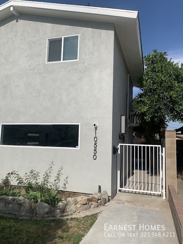Building Photo - 10550 Collett Ave