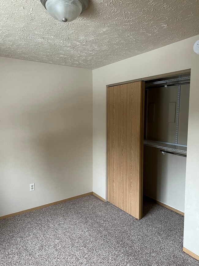 Building Photo - 12521 N Fairwood Dr