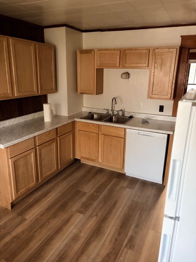 Building Photo - 414 E Hillside Dr