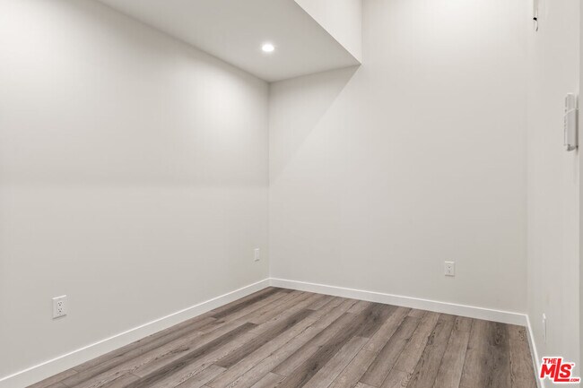Building Photo - 2336 Scarff St