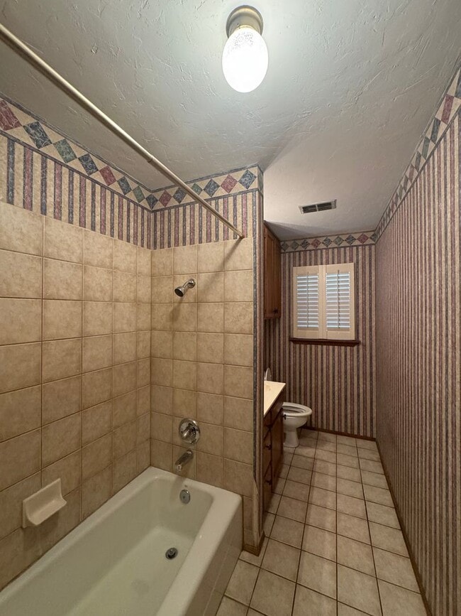 Building Photo - Adorable 4bedrooms 2bathrooms 2car garage CH/A