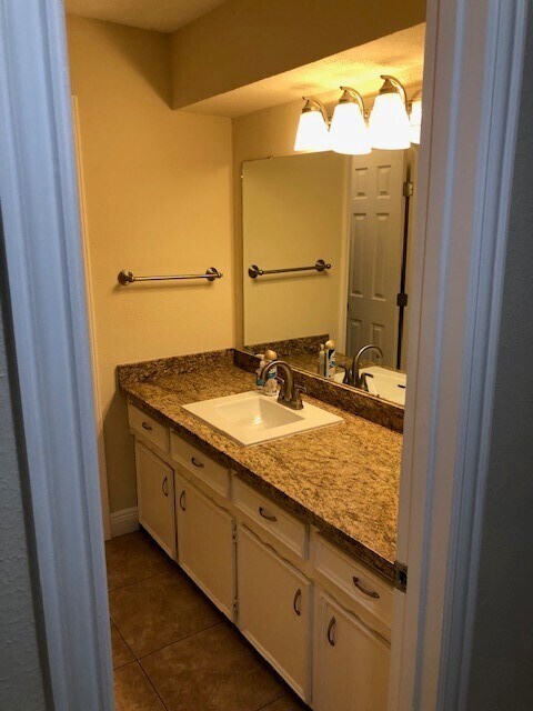 Guest Bathroom - 4116 Gallant Fox Dr