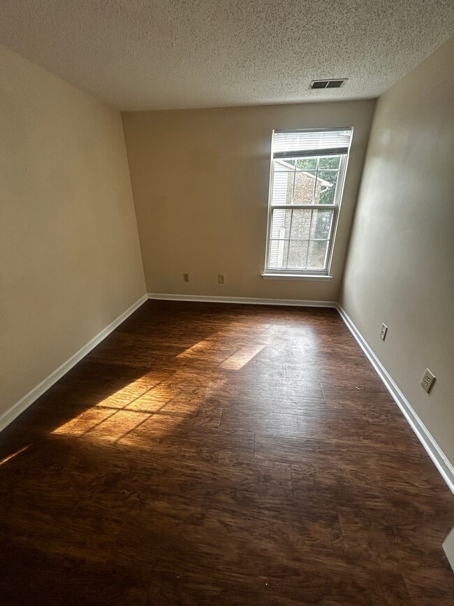 Building Photo - Freshly Renovated 3BR Condo Steps from UNC...