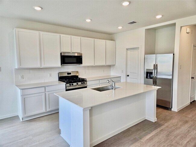 Building Photo - 6822 Yellow Jessamine Ln