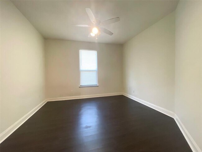 Building Photo - 4412 Woodstock Dr