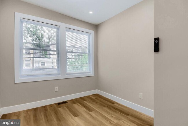 Building Photo - 2542 Oswego Ave