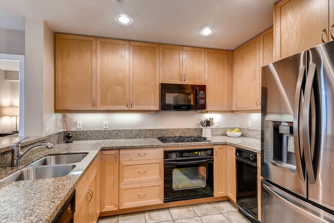 Building Photo - Gorgeous Condo Located on Cortez Hill in Downtown!