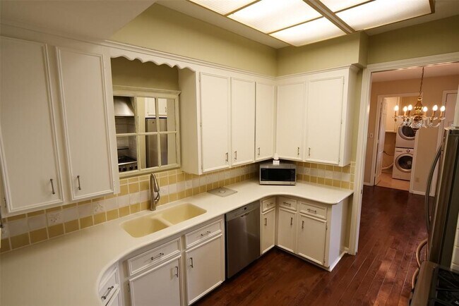 Building Photo - 7620 Del Monte Dr