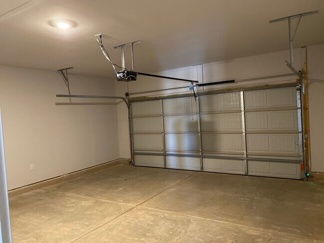 Building Photo - Four years old newer Four Bedroom in Meridianville