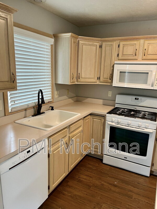 Building Photo - 1973 Creekbank Ln