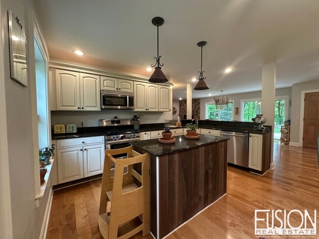 Building Photo - Beautiful, Spacious, Private Four Bedroom ...