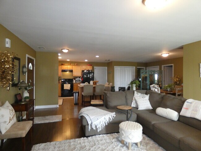 Building Photo - 655 N Edgemere Dr