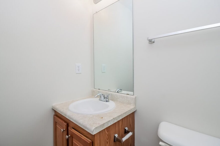 Building Photo - 604 Mohawk Cir